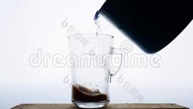 将速溶咖啡的水倒入白色背景的杯子中